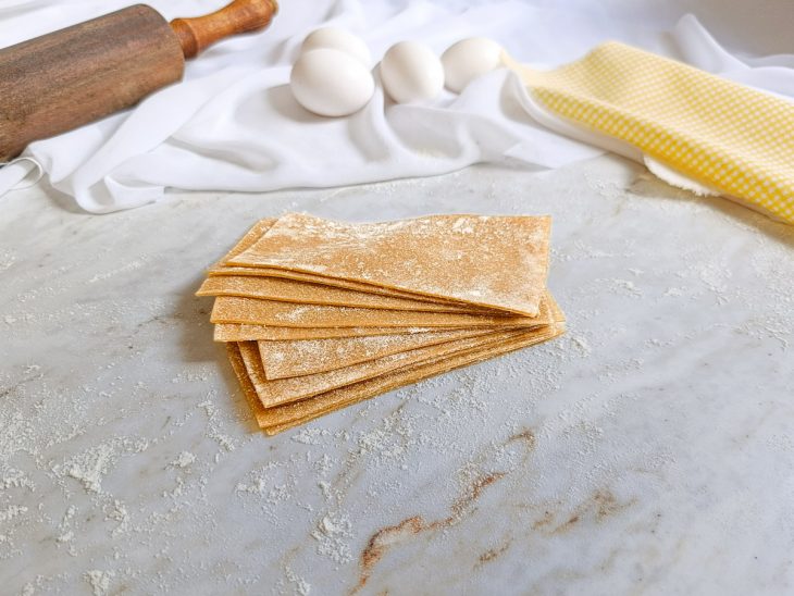 Folhas de massa de lasanha caseira.