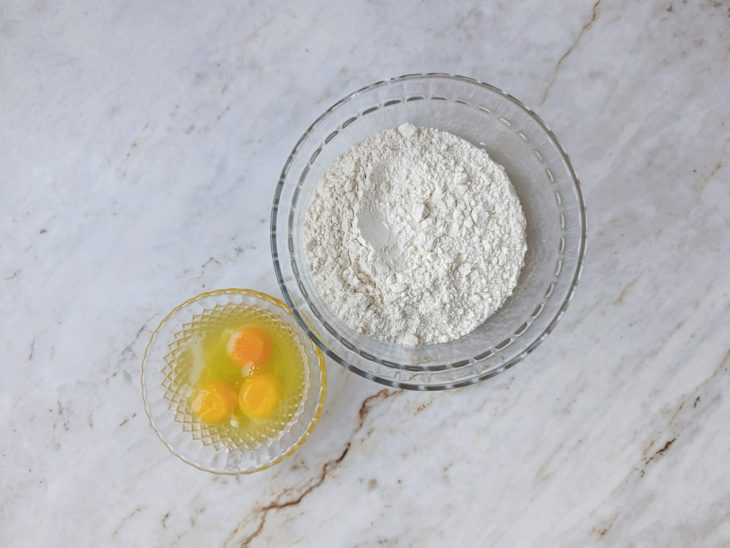 Ingredientes separados sobre a bancada para o preparo da massa.