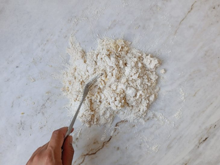 Massa sendo amassada.