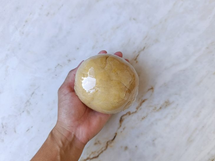 Bola de massa lisa e homogênea pronta para descansar.