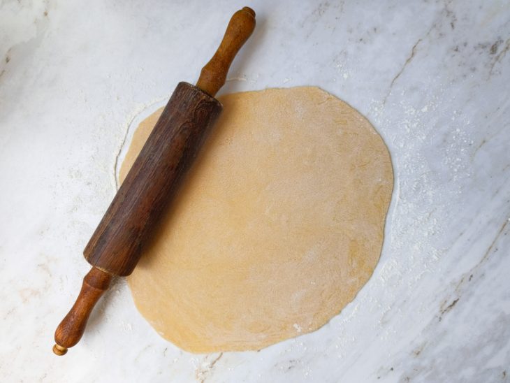 Folha de massa fina e lisa após ser aberta.