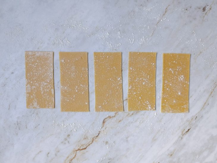 Massa cortada em retângulos para montagem da lasanha.