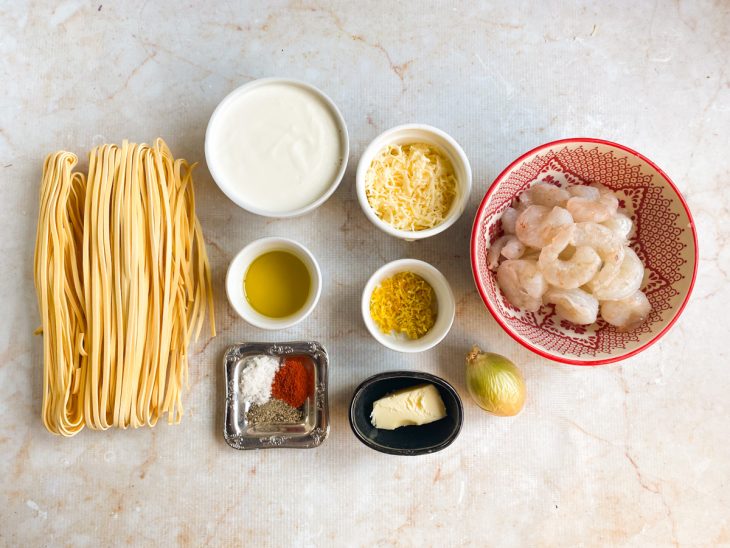 ingredientes para preparo de massa com camarão organizados.
