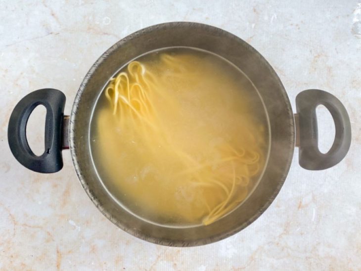 talharim cozinhando.