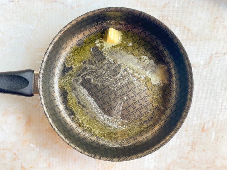 manteiga derretida para refogar ingredientes do molho do macarrão.