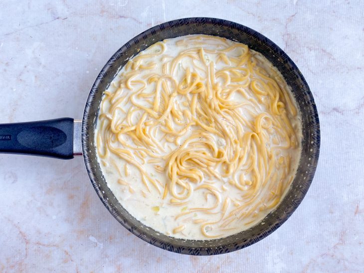 macrrão talçharim adicionado ao molho branco de creme de leite fresco.