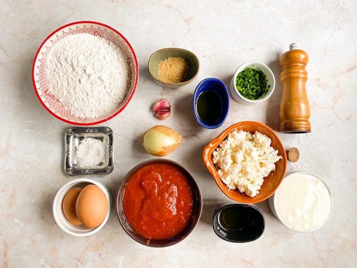 Ingredientes reunidos numa bancada.