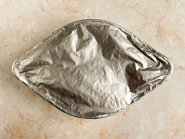 Refratário coberto por papel alumínio.