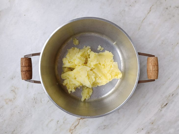 Batatas amassadas numa panela.