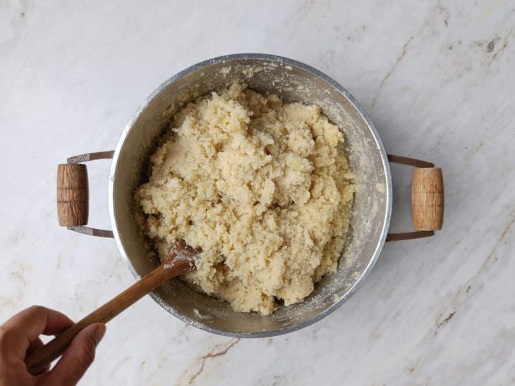 Farinha de trigo adicionada e incorporada na mistura da panela.