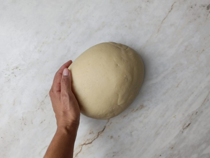 Massa sovada na bancada.