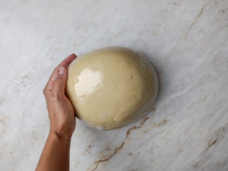 Massa envolta por um plástico-filme.