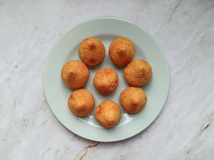 Coxinhas fritas num prato.