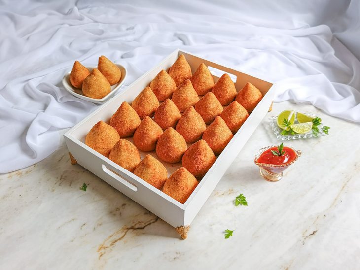 Coxinhas fritas e prontas para consumo.