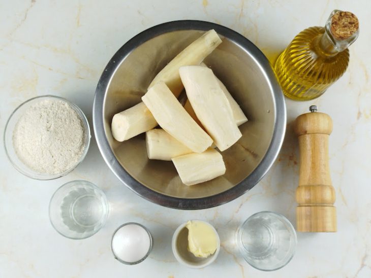 Ingredientes reunidos na bancada.