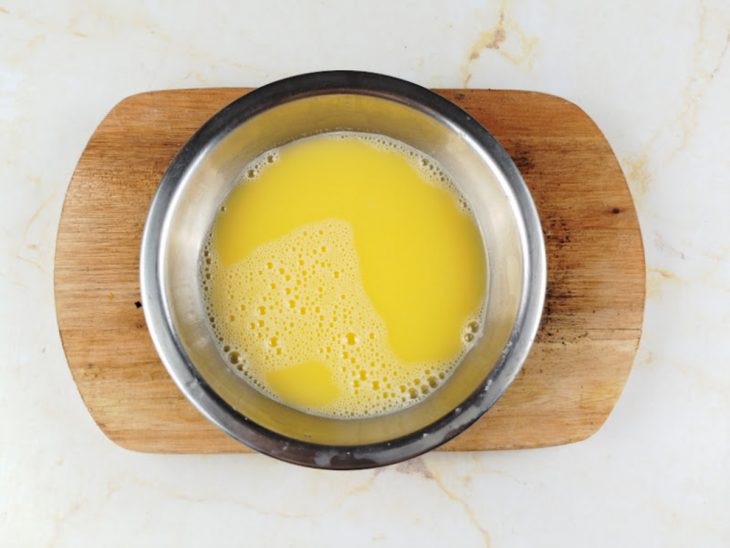 Numa tigela, ovo batido com vinagre, sal e água.