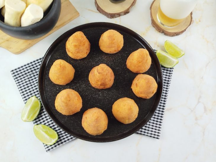 Coxinhas prontas, servidas em prato preto.