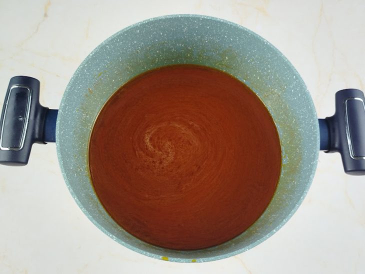 Temperos colocados na panela com água.