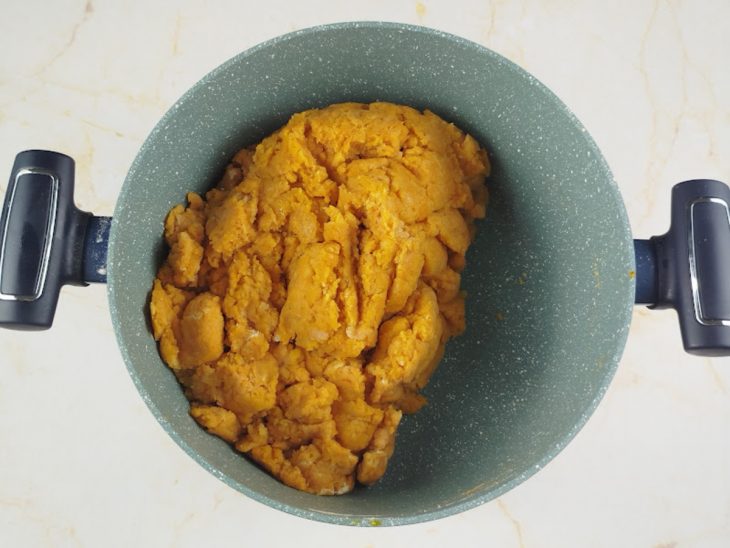 Massa de coxinha na panela.
