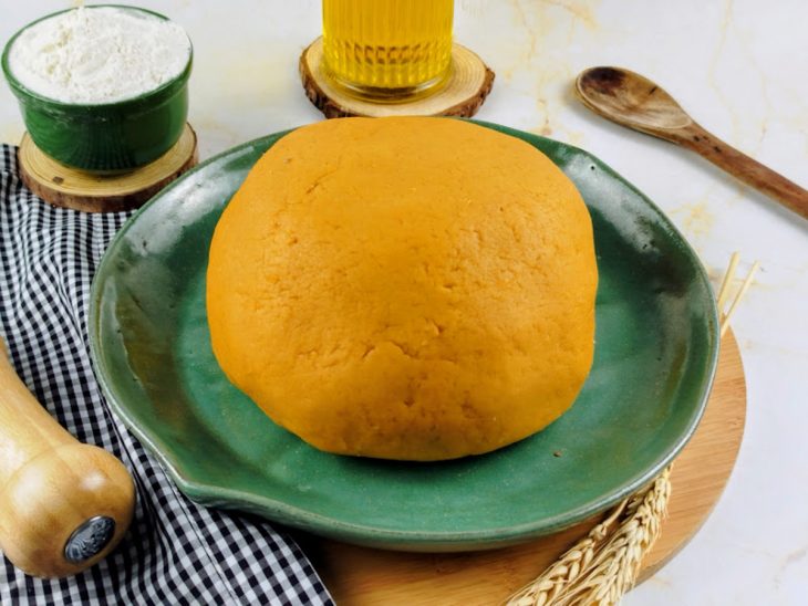 Massa de coxinha pronta para ser utilizada.