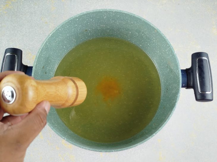 Óleo e sal adicionados na panela com caldo de galinha dissolvido em água.
