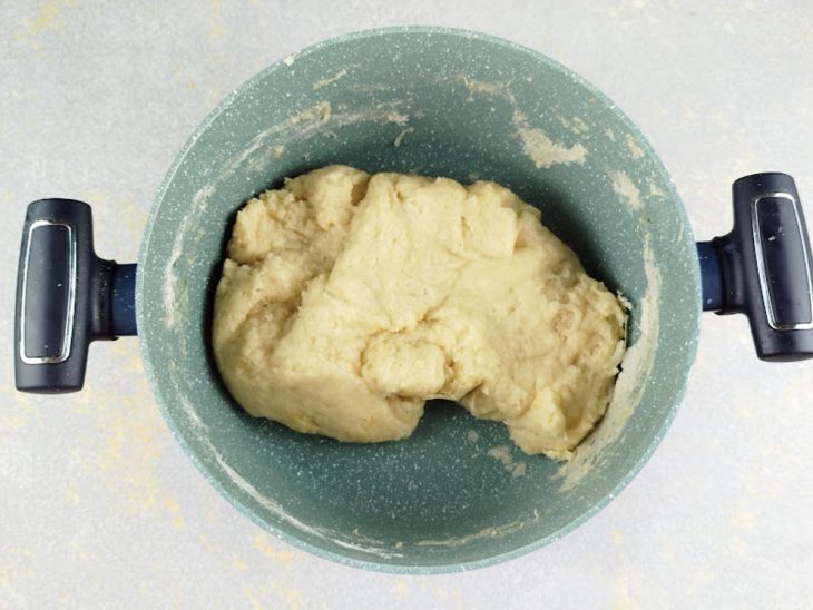 Farinha adicionada e incorporada na panela.