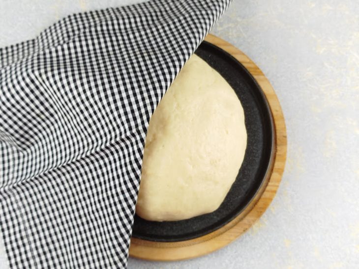 Massa coberta por pano limpo.