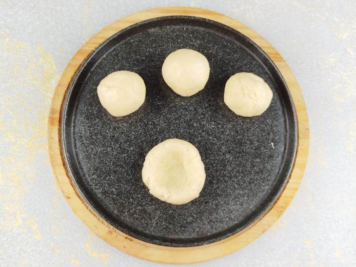 Porções da massa em bolinhas.