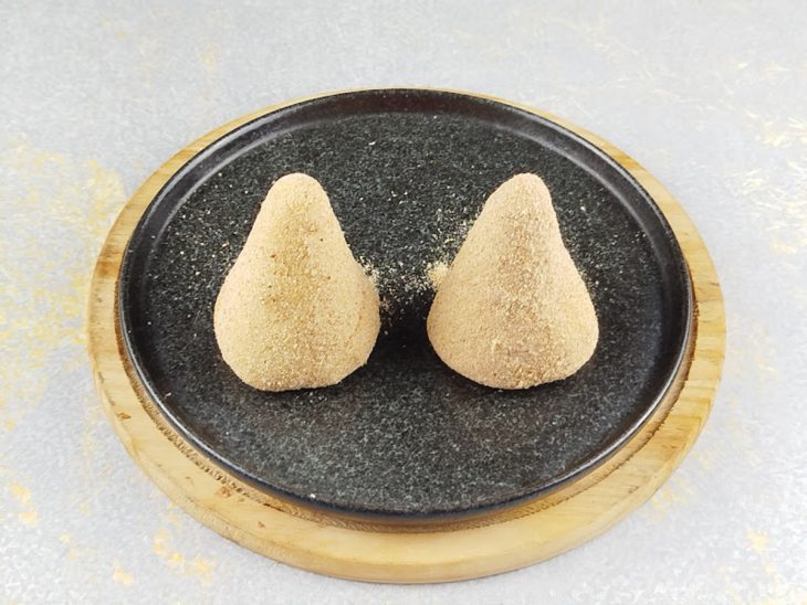 Coxinha empanada na farinha de rosca.