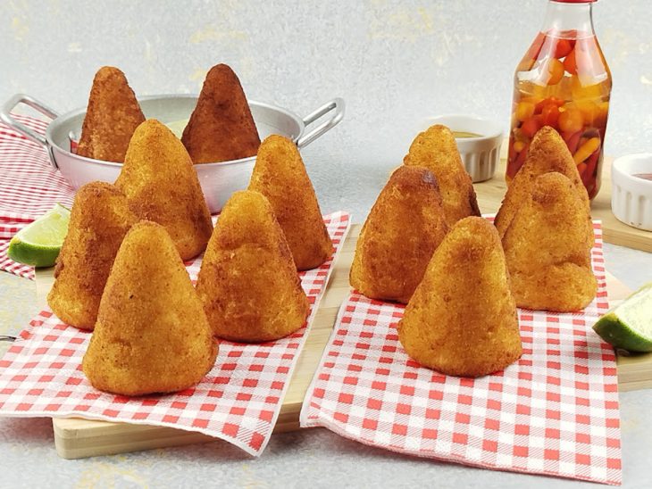 Coxinhas fritas e prontas para consumo.