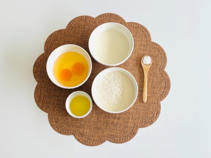 Ingredientes separados sobre a bancada.