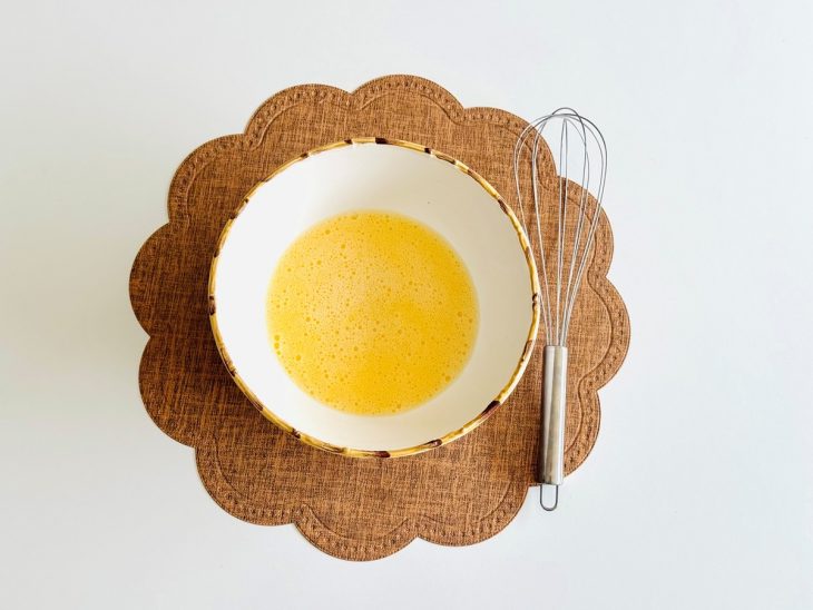 Ovos quebrados na tigela.