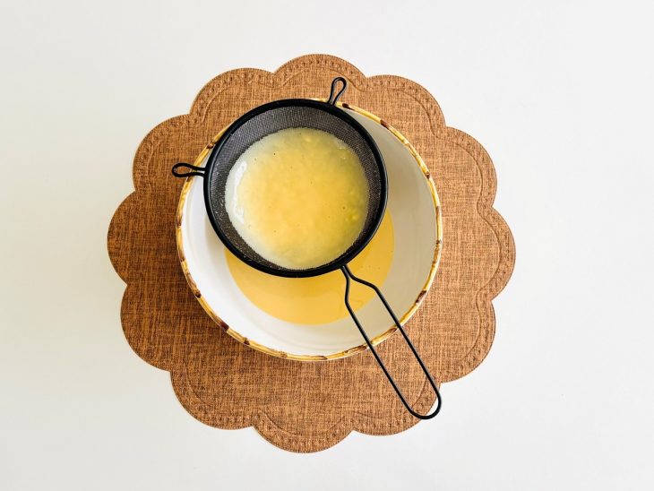 Massa de crepe peneirada na tigela.