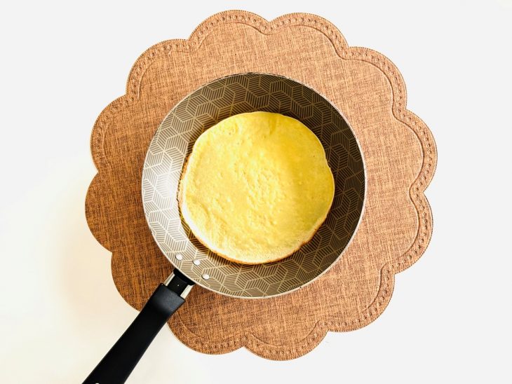 Crepe se formando na frigideira.