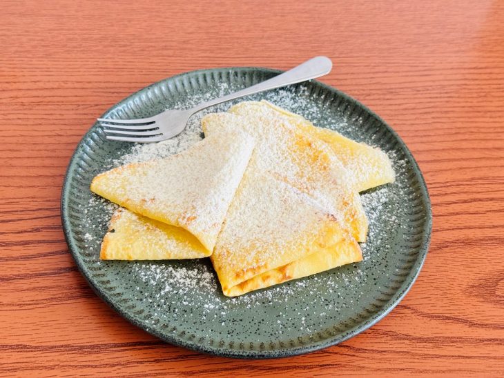 Massa de crepe fácil pronta no prato.