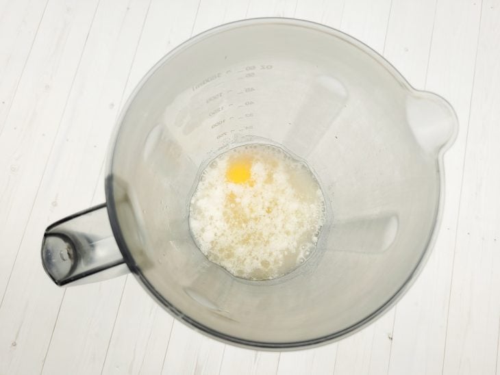Um liquidificador contendo a ovos, farinha de arroz, água, sal e óleo de soja.