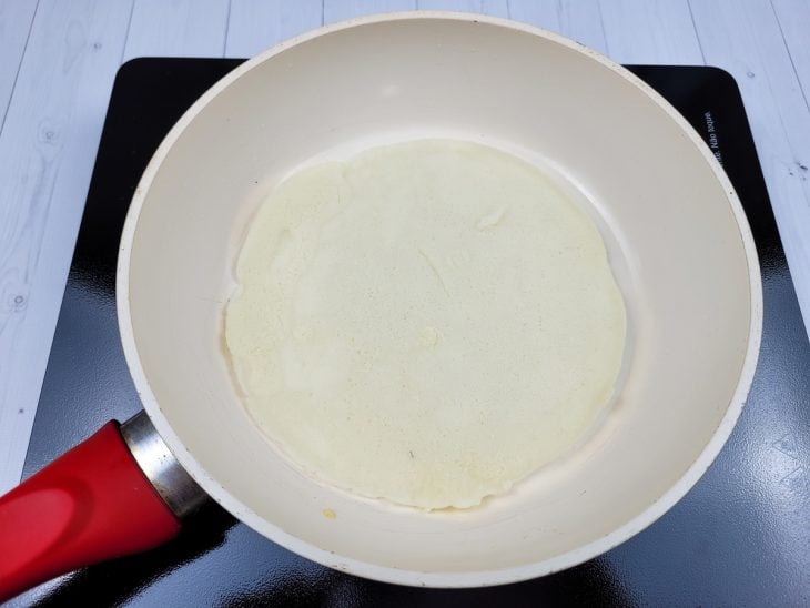 Uma frigideira contendo massa de panqueca com farinha de arroz.