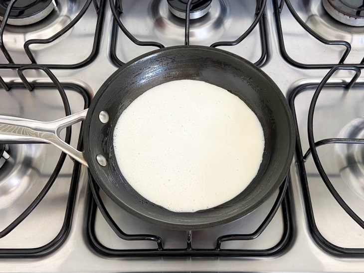 Uma frigideira cozinhando uma massa de panqueca sem glúten.