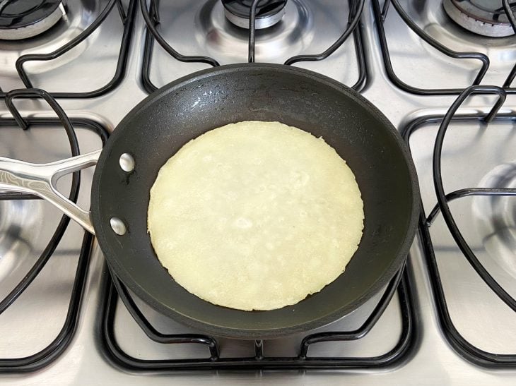 Uma frigideira cozinhando uma massa de panqueca sem glúten.