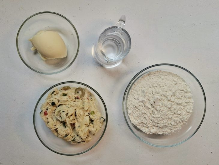 Ingredientes para a receita de massa de pastel assado.