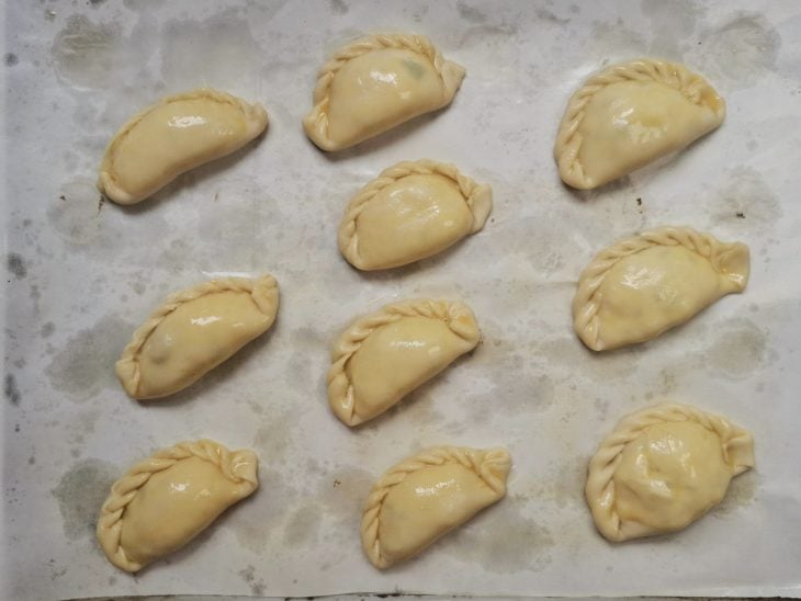 Pastéis fechados e com gemas pinceladas.