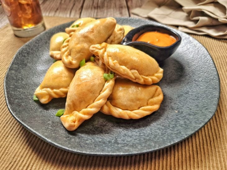 Pastéis assados prontos para consumo.