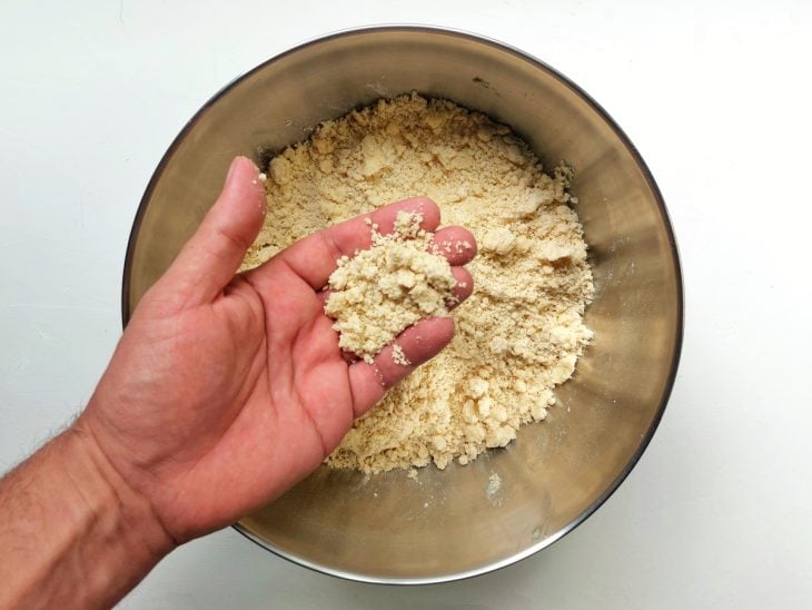 Um recipiente com uma farofinha de farinha de trigo.