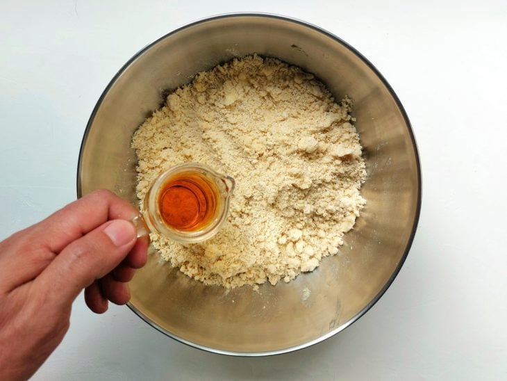 Um recipiente contendo uma farofinha de farinha de trigo cm guaraná.