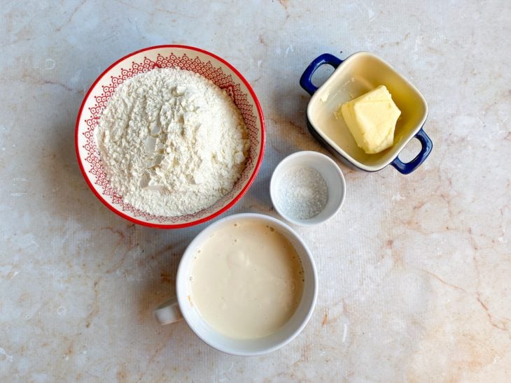 Ingredientes para a receita de massa de pastel de forno.