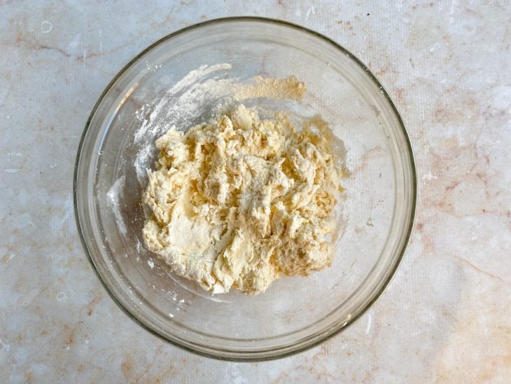 Ingredientes misturados em uma tigela.