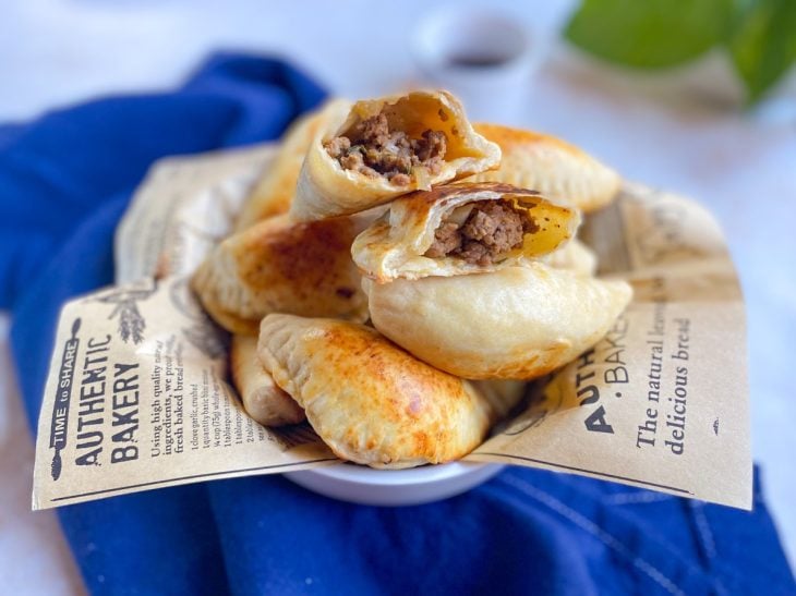 Pastéis de carne prontos para consumo.