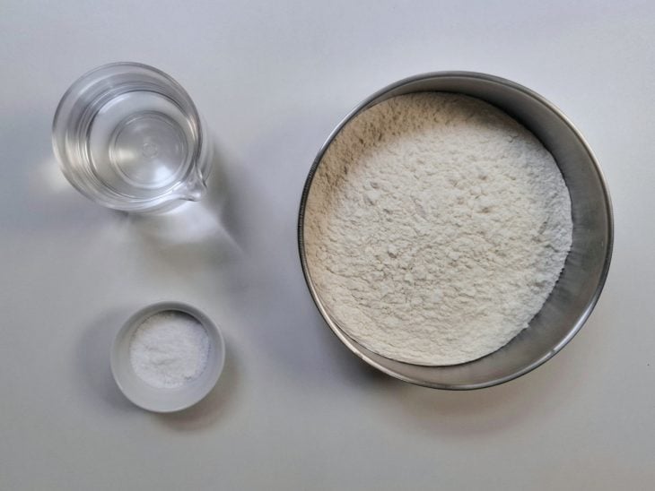 Ingredientes para a receita de massa de pastel sem cachaça.