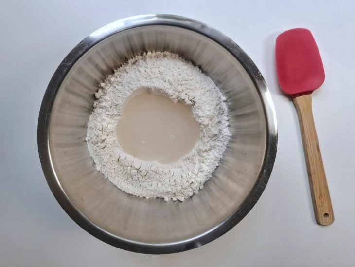 Farinha, água e sal adicionados na tigela.