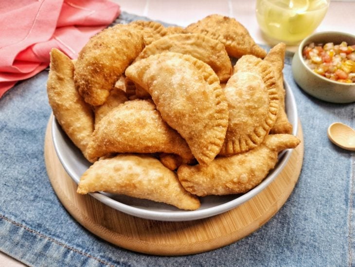Pastéis preparados com massa de pastel sem cachaça prontos para consumo.